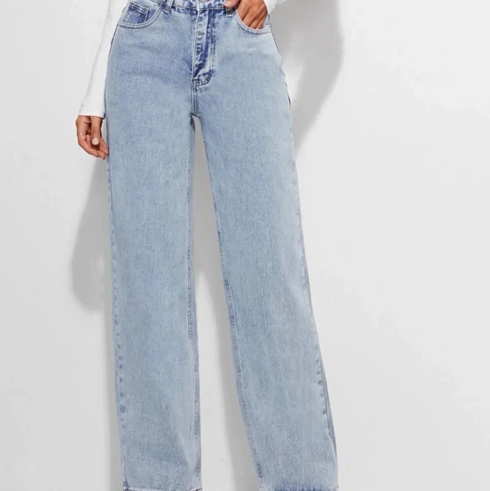 💞 Jättefina jeans från SHEIN, som endast använts en gång pga felbedömning av storleken. Storlek M, jeansen är i nyskick. Originalpris: 289 kronor. Kan mötas upp & frakta, fraktpris är köparens utgift ☺️ Behövs det fler bilder? Fråga! 💗. Jeans & Byxor.