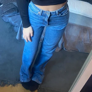 Weekday jeans - Säljer dessa nästan helt oanvända weekday jeans i modellen rowe. Superfin mörkblå färg och jag bär storlek 24/32. Jag är 160 lång och dom är långa på mig!💕