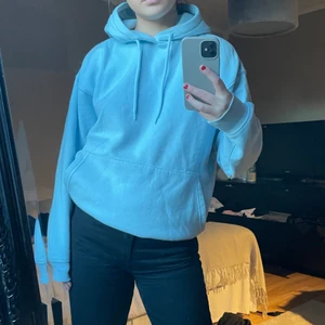 Blå hoodie - Blå lite oversized hoodie som inte kommer till användning💙