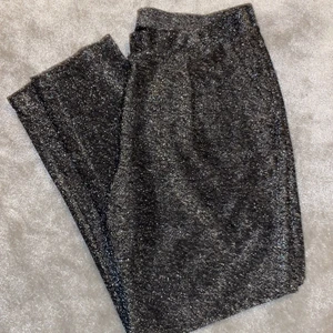 Byxor  - Glittriga byxor med lös passform 