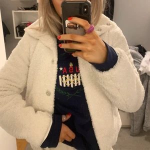 Lurvig jacka - Gullig jacka från nelly, mycket bra skick. Perfekt till vinter/vår💗