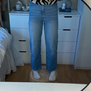 Blåa jeans - Ett par blåa jeans från Lindex i storlek 158, passar mig som har 32/34 i jeans💙