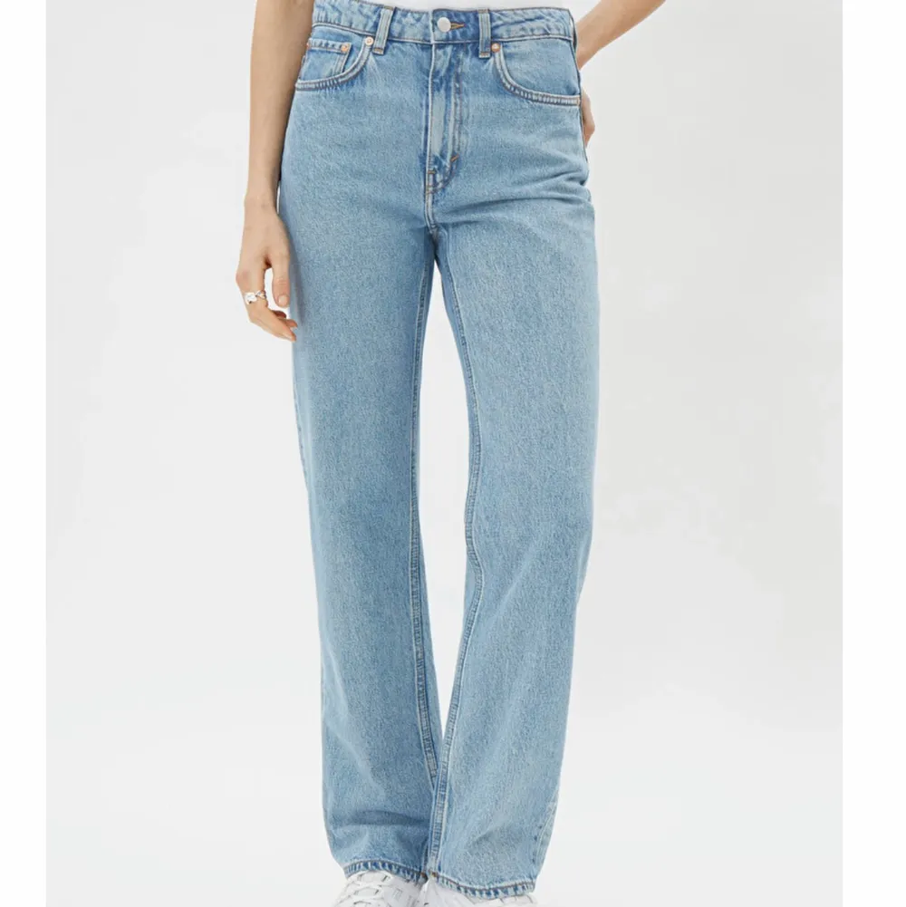 Jag säljer mina snygga ljusblå straightleg jeans 26/32 från Weekday i modellen Voyage. De är endast använda ett fåtal gånger och är i väldigt bra skick! Tyvärr kommer de inte riktigt till användning längre och är för korta på mig som är 178cm. Köptes för 500kr. Det är bara att skriva vid intresse eller frågor :) 💙. Jeans & Byxor.