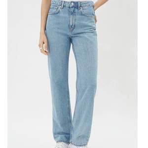 Jag säljer mina snygga ljusblå straightleg jeans 26/32 från Weekday i modellen Voyage. De är endast använda ett fåtal gånger och är i väldigt bra skick! Tyvärr kommer de inte riktigt till användning längre och är för korta på mig som är 178cm. Köptes för 500kr. Det är bara att skriva vid intresse eller frågor :) 💙