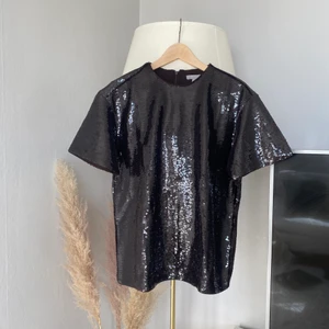 Paljett topp 💌 - Storlek: small Märke: H&M Skick: använd en gång Kan skicka fler bilder vid behov ❤️