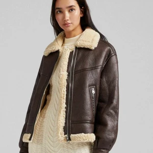 Jacka i läder  - En jätte fin jacka som jag säljer pgr av att den inte kommer till användning. Köpte för 600 kr för några veckor sedan. Lånat första och sista bilden🥰 Kontakta om du undrar något:)