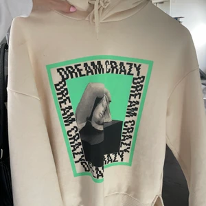 Hoodie med tryck  - Hoodie från Gina tricot använd fåtal gånger. Storlek: xs köparen står för frakten💕💕