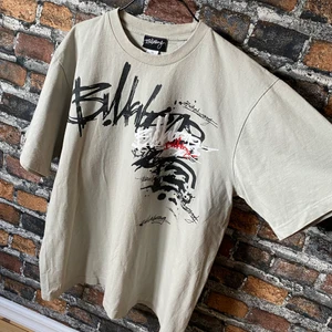 Vintage Billabong T-shirt - En krämfärgade vintage t-shirt från märket Billabong. True to size. I fint skick. Fett snygg och passar till ett par baggy grå byxor eller liknande! Säljer då den är för stor för mig. För mått eller fler bilder kontakta mig! Frakten är spårbar med PostNord 💯