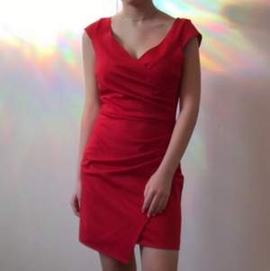 Snygg röd klänning, knappt använd. Perfekt klänning för alla hjärtans dag♥️