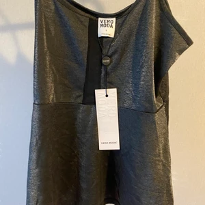 Nytt linne  - Aldrig använt, fint och festligt skimmrigt tyg