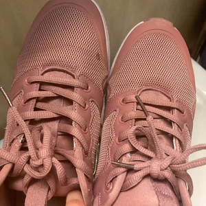 Skor - Detta är skor med storlek 40. Den är rosa och fin.