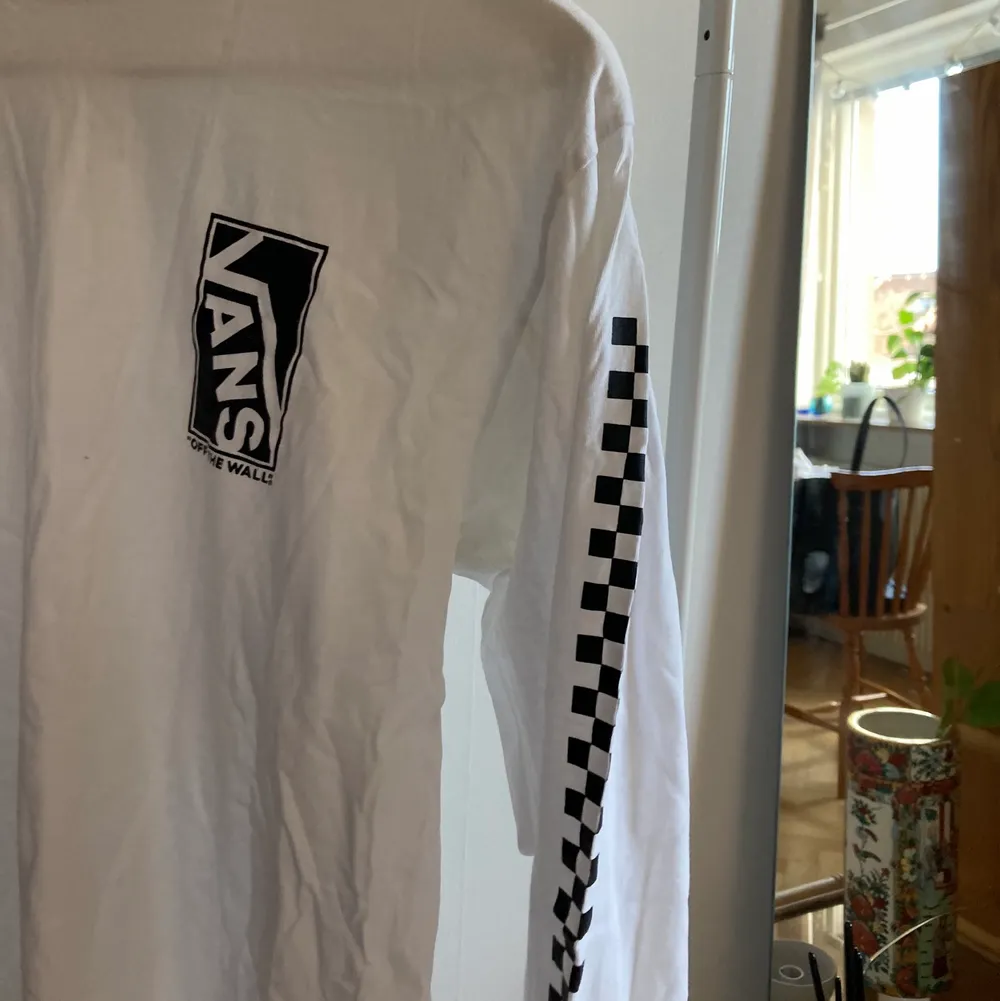 En långärmad tröja från vans. Sitter oversized.. T-shirts.