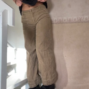 Manchester byxor  - Säljer ett par as feta Manchester byxor!! Har lite cargo vibe☺️ Storlek 38 men uppskattas mer som en 36a (jag på bilden är en 36a och 170 lång som referens) Skriv vid intresse!💖 först t kvarn gäller 
