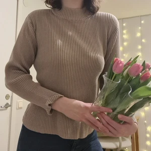 Ribbad beige polotröja! - Jättefin bekväm ribbad beige polotröja i L 🤗 Använd ett fåtal gånger och i bra skick 💕