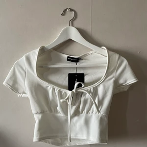 Vit croppad top - Aldrig använd, strl 34