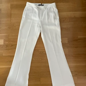 Vita byxor - Vita utsvänga midrise byxor från zara! Strl 34 men passar som 36!