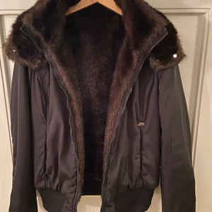 Bomberjacka - Miss Sixty ”bomberjacka” med fuskpäls inuti, avtagbar luva, luvan har också ”päls” i. Väldigt bra skick:)