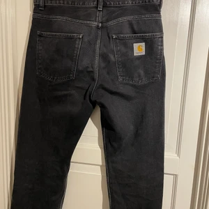 Carhartt WIP workpants 33/32  - Ett par snygga carhartt byxor som passar om man har en storlek runt 32/33 i midjan och är ungefär 31/32 på längden. 