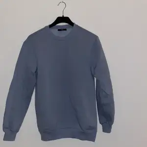 Blå sweatshirt, säljs pga ingen användning för den längre tyvärr💗💗 fint skick