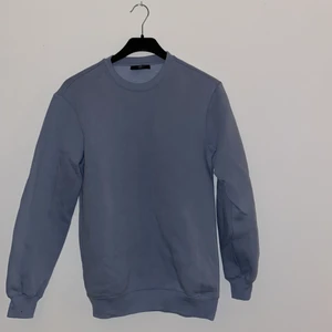 Sweatshirt  - Blå sweatshirt, säljs pga ingen användning för den längre tyvärr💗💗 fint skick