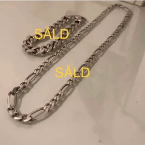 Ett halsband och armband  - Ett silver hals- och armband som är helt nytt och oanvänt. Jag säljer halsbandet för 400kr och armbandet för 200kr. Pris kan diskuteras och frakten är gratis.