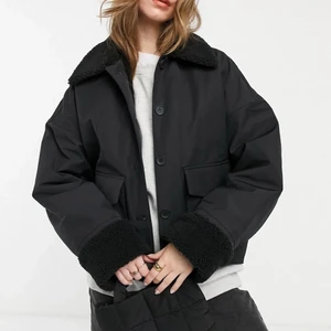 Vår jacka - Slutsåld jacka från &otherstories! Använd ett fåtalgånger så i fint skick❤️kolla mina andra annonser för bilder med den på❤️nypris ca 1500