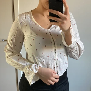 Topp från HM - Topp från HM i storlek 34 men passar 36 också. Jätte fin i detaljer för den som älskar roser