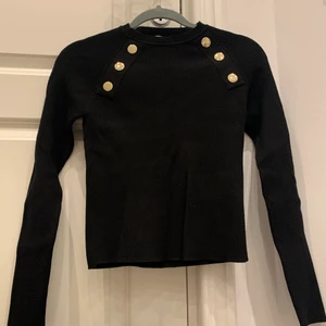 Zara tröja  - Svart tröja från zara med guldiga detaljer. Storlek L men känns som en XS-S. 
