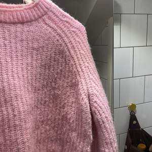 En rosa stickad tröja från Zara. Säljer för att den intentioner till användning. På sista bilden ser du färgen bäst. Köparen står för frakten. 