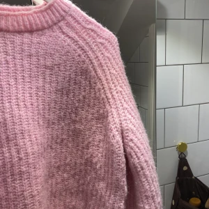 Rosa stickad tröja från H&M - En rosa stickad tröja från Zara. Säljer för att den intentioner till användning. På sista bilden ser du färgen bäst. Köparen står för frakten. 