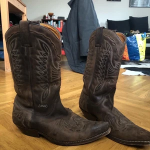 Cowboy boots - Asså sååå balla cowboy boots  som dessvärre inte riktigt är min stil längre. Strl 42 men jag är en 41 och de sitter bra på mig!