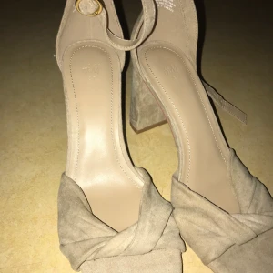 klackar - fina beige klackar från HM oanvända. storlek 37 