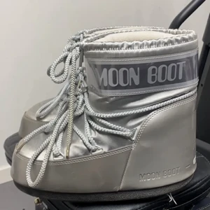 Moon Boot Classic Low Glance - Väldigt fräscht skick! Köpta av en annan tjej här på Plick som användes av henne fåtal gånger & nu använda av mig 1 gång! Köpta på Nathalie Schuterman Nypris 1895 kr och jag köpte av tjejen här på Plick för 1300 kr 😇 