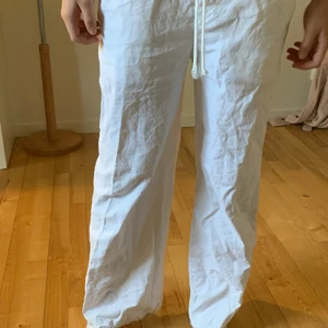 Lågmidjade linnebyxor - Låga linnebyxor från about you storlek 36/s, lite korta för mig som är 175