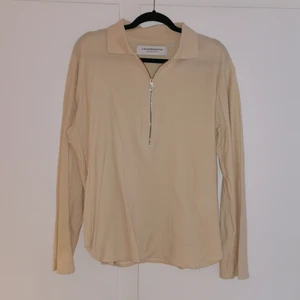 L'Homme Rouge - Tunn långärmad halvzipp, 100 % cotton. Sparsamt använd 