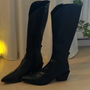 Stövlar - Snygga stövlar med klack på 5cm. Jätte bra skick då de bara är använda 1 gång inomhus. Storleken är 41 men sitter som en 40 då de är små i storleken. Köparen står för frakt 🚚📦