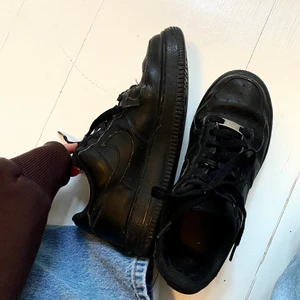 Låga Nike air force - Låga svarta nike air force i storlek 38. Använda men inte ett dugg slitna. Säljer för 300kr , tvättas innan leverans 💎