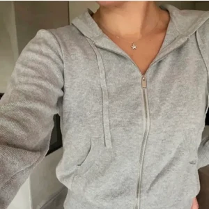 Stickad hoodie - Finstickad zip hoodie från hm i stl xs🤍 säljer för 250+frakt (lånad bild) den är lite nopprig men inget man tänker på