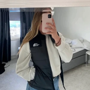 North Face Väst - En north face väst i storlek XS. Den är knappt använd och i jättefint skick. 
