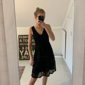 Söt glittrig klänning i storlek XS - Söt svart glittrig klänning i storlek XS, aldrig använd, går till knäna på mig som är 170cm lång. sitter som en smäck över bysten! 200kr