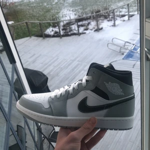 Jordan 1 mid light smoke grey - Har nyss köpt ett par helt nya Jordan 1s har inte ens testat dom själv är storlek 42:5 har kvitto och allt. Dom är ute på merchsweden och stockx för 2900 kr