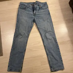 Jag säljer detta par blåa 502 levis jeans. Jag säljer eftersom att jag inte använder de längre. Skick 8/10.