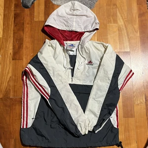 Adidas - En gammal adidas windbreaker  i bra skick är några färg fläckar på luvan och på armarna, annars är den i bra skick