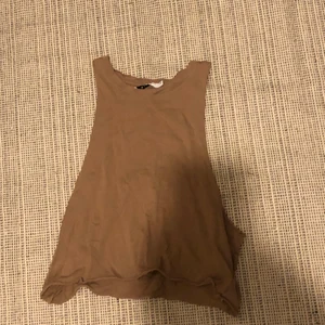 NAKD brunt linne - Ett brunt NAKD linne som jag användt väldigt få gånger. Etiketten sitter dock inte fast på ena sida. 