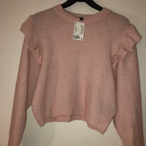 Stickad tröja - Stickad tröja från hm! Aldrig använd med prislappen på: köparen står för frakten. Ny pris 200kr