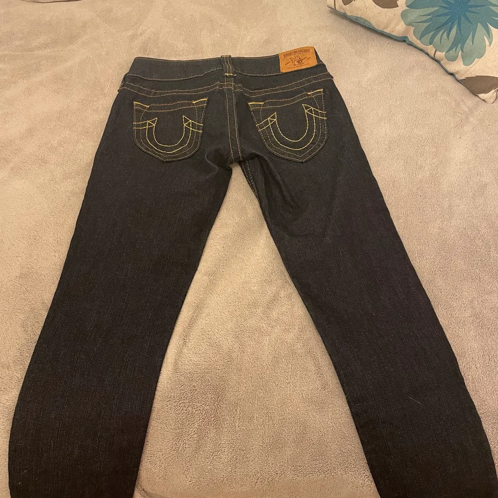 True religion jeans i storlek 27. Äkta och riktigt bra skick. Aldrig själv använt då de är för små. Öppen för trade speciellt med andra true religion byxor i större storlek. Slum fit. Midja: 38cm i diameter. Innerbenslängd: 87cm . Jeans & Byxor.