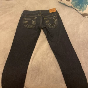 True religion jeans  - True religion jeans i storlek 27. Äkta och riktigt bra skick. Aldrig själv använt då de är för små. Öppen för trade speciellt med andra true religion byxor i större storlek. Slum fit. Midja: 38cm i diameter. Innerbenslängd: 87cm 