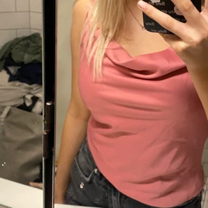 Satin - Satin topp från Gina Tricot💖 Justerbara band. Kommer inte till användning längre, då de tyvärr blivit för litet. 💓Super fint på fest och kalas.