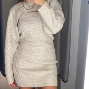 Stickad klänning - Söt stickad klänning från H&M, storlek XS. Ny med lappar kvar