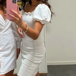 Vit  klänning med puffärm - Vit rynkad klänning med puffärmar. Den är väldigt stretchig & formar sig efter kroppen. Från Bikbok i storlek XS🧡